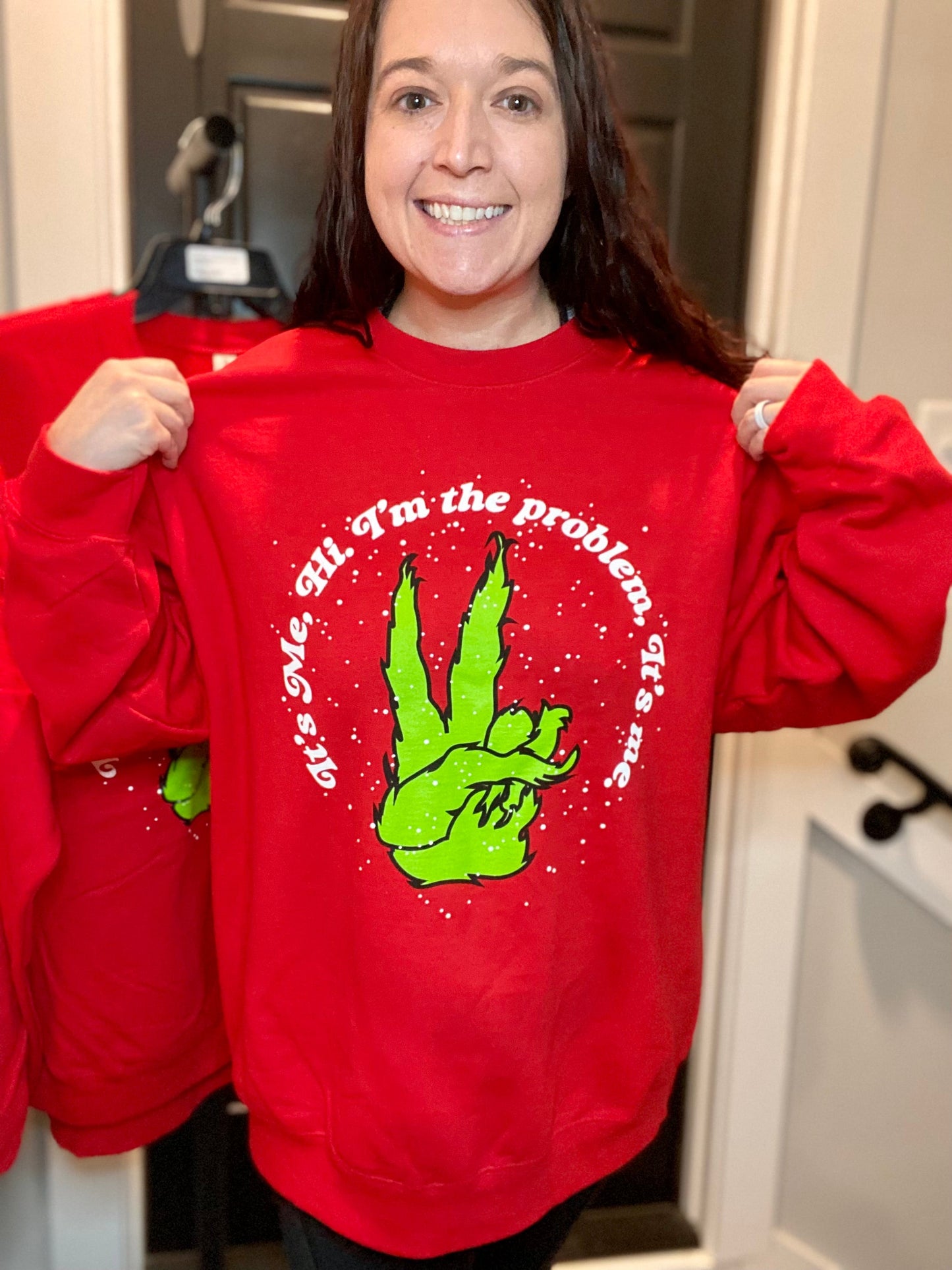 It’s me, Hi. I’m the problem, It’s me. Swift Grinch Christmas Sweatshirt/T Shirt.